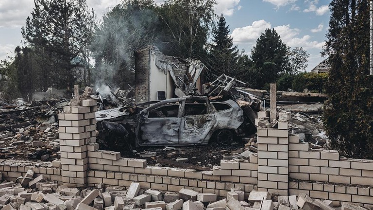 ロシア軍の砲撃によって破壊された建物と車両＝２９日、ウクライナ・クラマトルスク/Diego Herrera Carcedo/Anadolu Agency/Getty Images