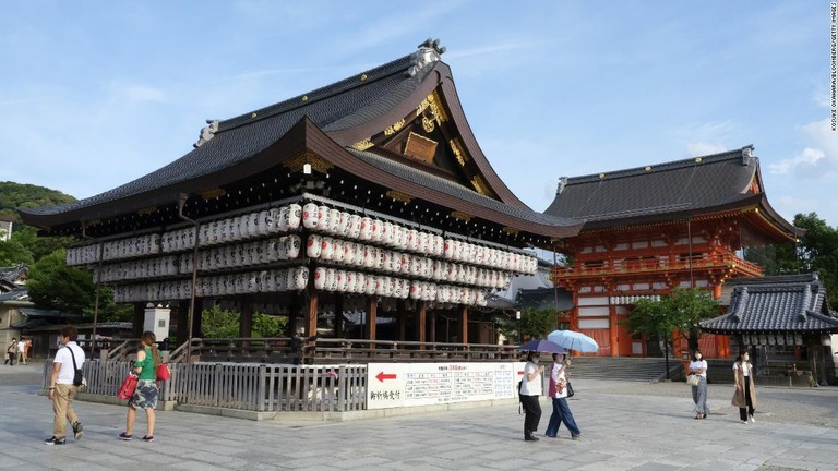 京都市の八坂神社は普段は観光客でにぎわう/Kosuke Okahara/Bloomberg/Getty Images
