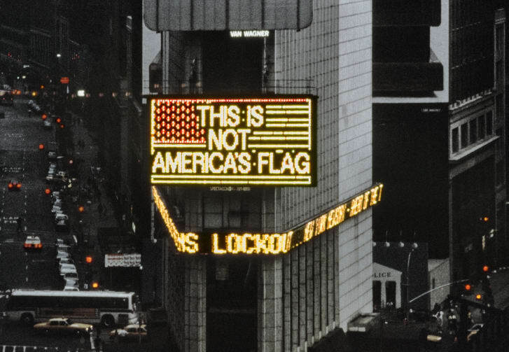 チリ人アーティストのアルフレド・ジャーの映像作品『A Logo for America』/Alfredo Jaar/Artists Rights Society