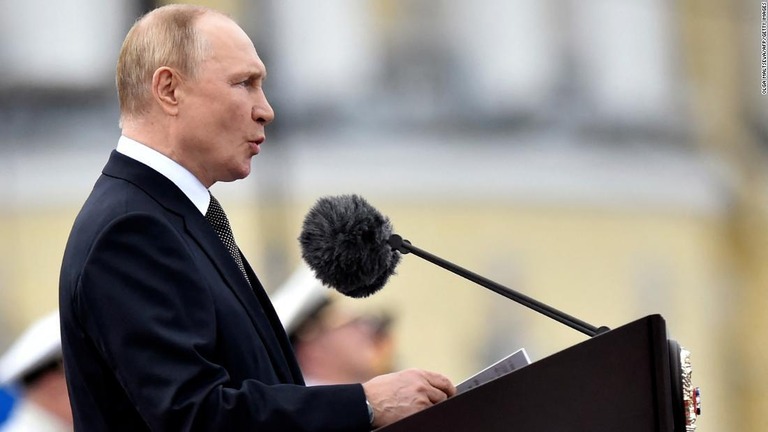 「海軍の日」の式典で演説するロシアのプーチン大統領/Olga Maltseva/AFP/Getty Images
