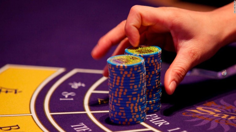 中国本土からの観光収入に依存するマカオにとってギャンブルは生命線だ