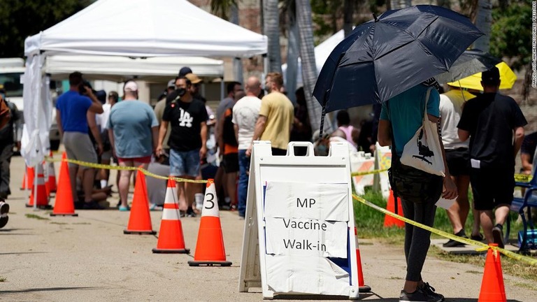 「サル痘」のワクチン接種の会場で列を作る人々＝７月２８日、米カリフォルニア州エンシノ/Marcio Jose Sanchez/Associated Press/FILE