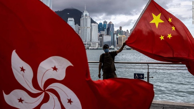 中国国旗を振って香港の返還２５周年を祝う男性/Isaac Lawrence/AFP/Getty Images