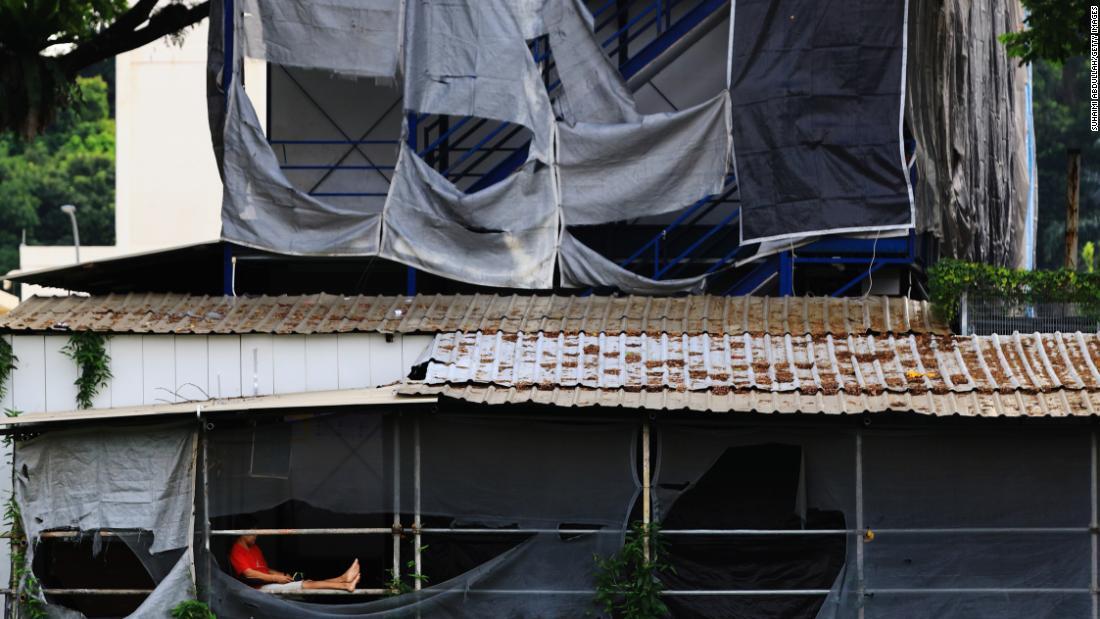 施工が行き詰まった建設現場の仮設寮に座った出稼ぎ労働者＝シンガポール/Suhaimi Abdullah/Getty Images 