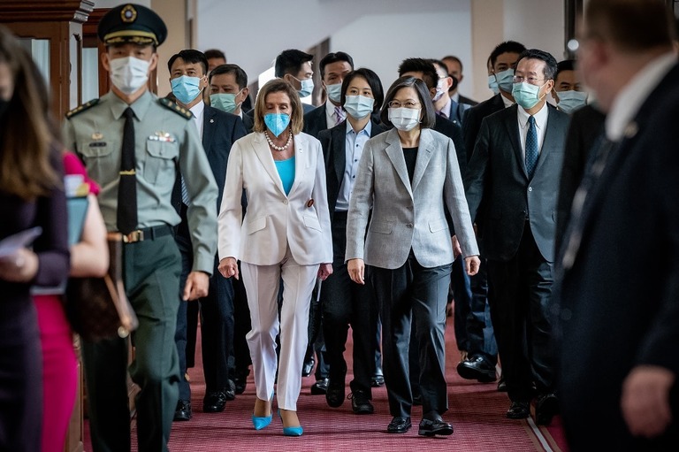 米国のペロシ下院議長（左）と台湾の蔡英文総統＝３日、台北/Chien Chih-Hung/Office of The President/Getty Images