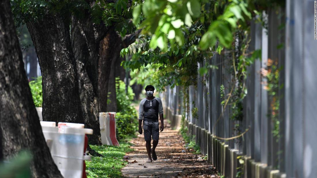 外国人労働者用の寮付近を歩く労働者=シンガポール・トゥアス/Roslan Rahman/AFP/Getty Images