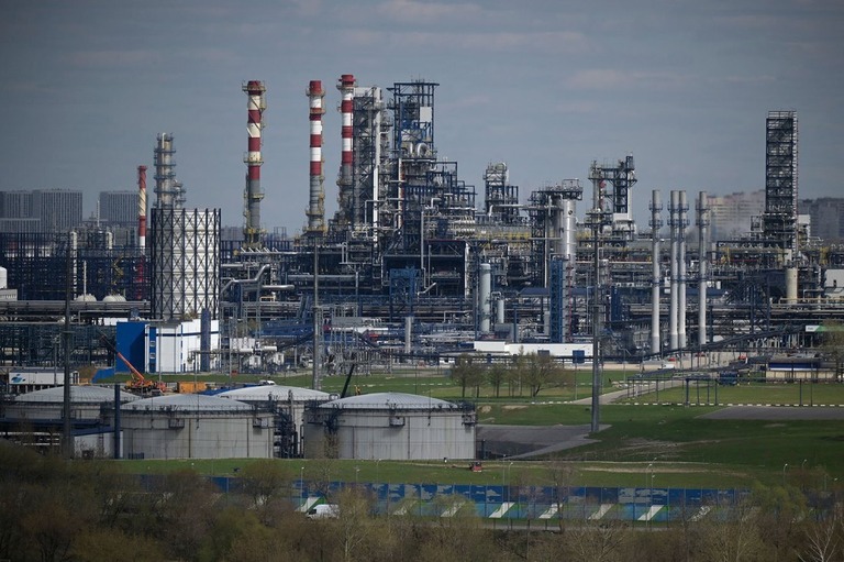ロシアのエネルギー企業ガスプロムネフチがモスクワの南東に所有する石油精製施設/Natalia Kolesnikova/AFP/Getty Images