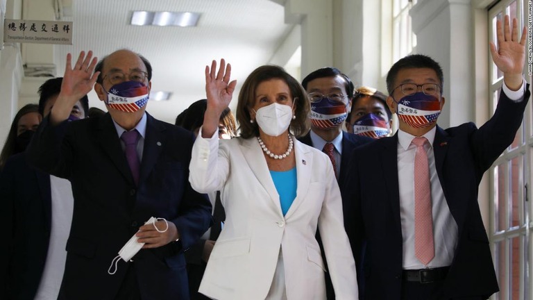 立法院（国会）を訪れたペロシ米下院議長（中央）＝３日、台北/I-Hwa Cheng/Bloomberg/Getty Images