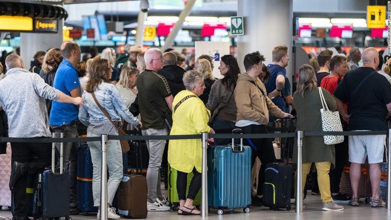 出発を待つ旅行客の列＝５月２６日、オランダ・スキポール空港/Jeroen Jumelet/ANP/AFP/Getty Images