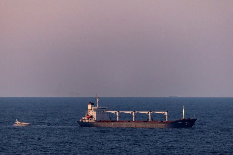 ウクライナの穀物を運ぶ貨物船ラゾ二号＝２ 日、トルコ・イスタンブール近郊の黒海/Umit Bektas/Reuter