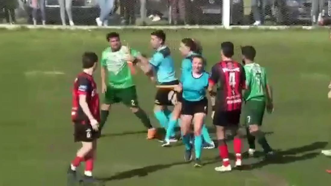 サッカー選手を逮捕 試合中に女性審判殴る アルゼンチン Cnn Co Jp
