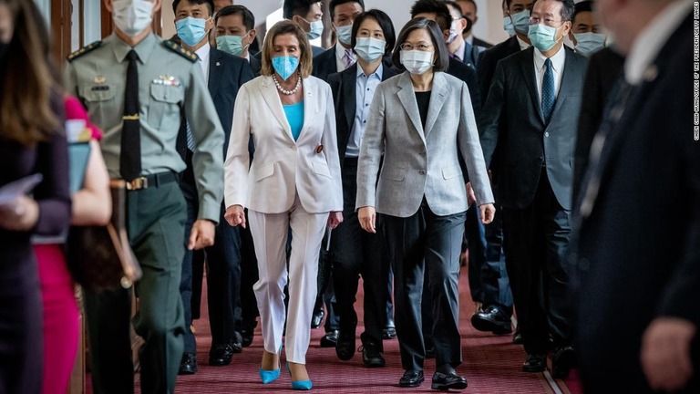 米国のペロシ下院議長（左）と台湾の蔡英文総統＝３日、台北/Chien Chih-Hung/Office of The President/Getty Images