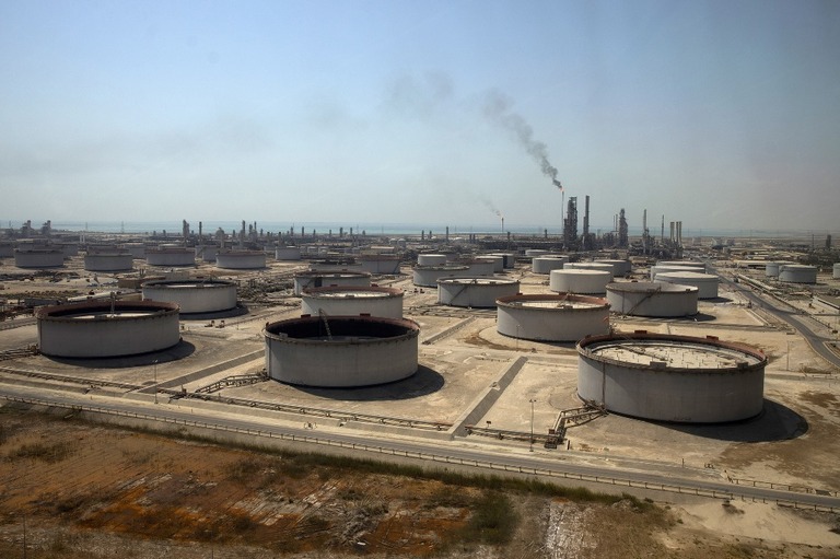 サウジアラムコの石油貯蔵施設/Simon Dawson/Bloomberg/Getty Images