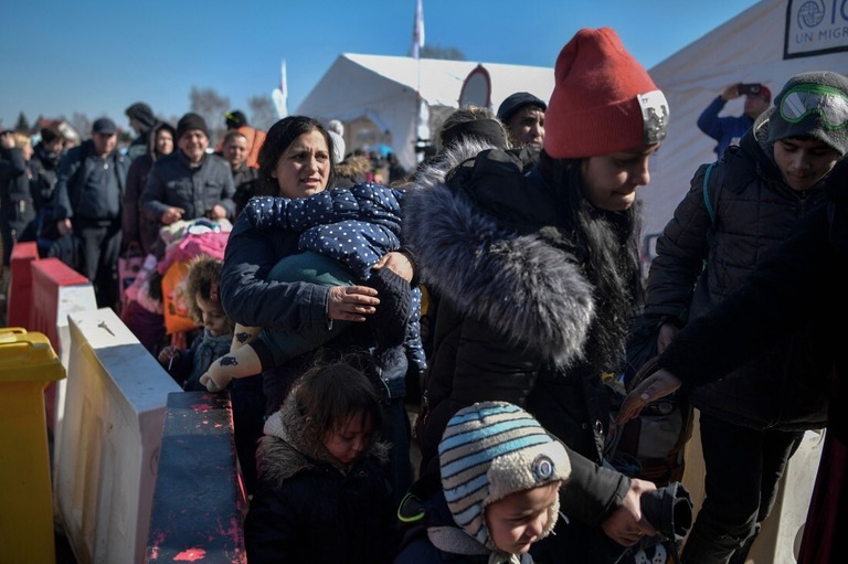 ウクライナから避難してきた人々＝３月１１日、ポーランド東部の国境メディカ/Louisa Gouliamaki/AFP/Getty Images