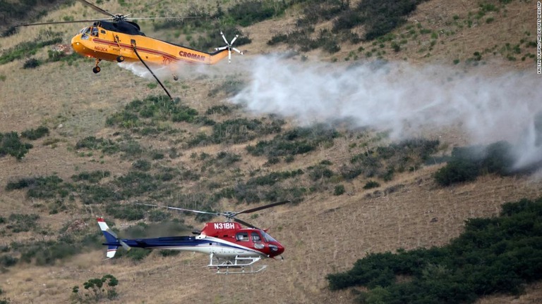 米ユタ州スプリングビル近郊で発生した山火事を消火するヘリコプター/Kristin Murphy/The Deseret News/AP