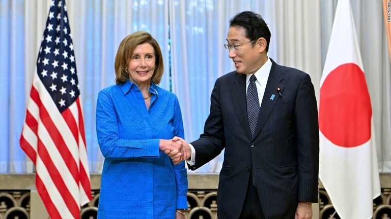 握手を交わすペロシ米下院議長（左）と岸田文雄首相/Kyodo/Reuters