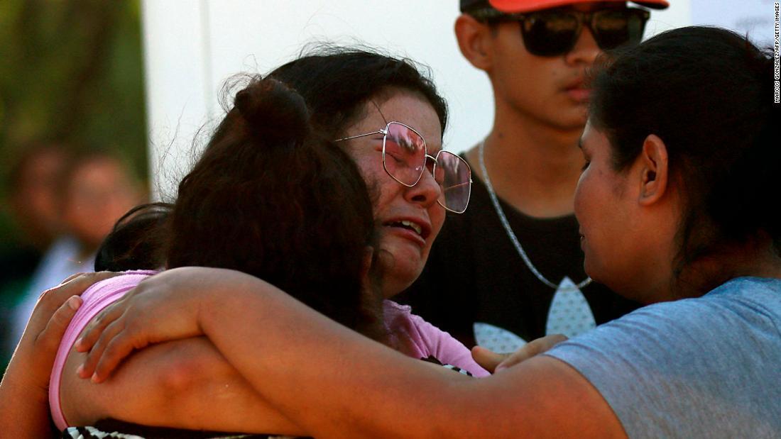 鉱山の作業員の親族ら/Marcos Gonzalez/AFP/Getty Images