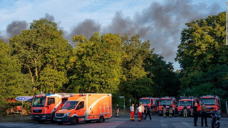 森の近くに停車する消防車両/Christophe Gateau/picture alliance via Getty Images