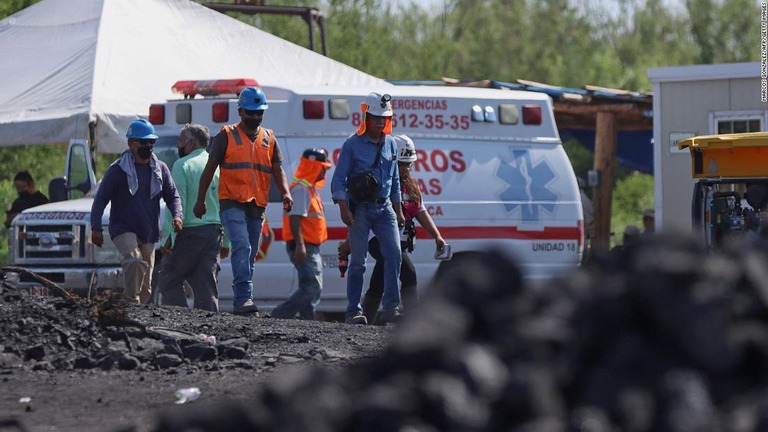 炭鉱で救助にあたる救助隊員ら＝４日、メキシコ・コアウイラ州/Marcos Gonzalez/AFP/Getty Images