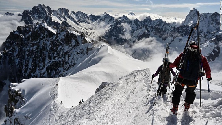 モンブランの登山客に対し、救助や葬儀の預け金支払いを求める計画をフランスの町が発表した/Philippe Desmazes/AFP/Getty Images