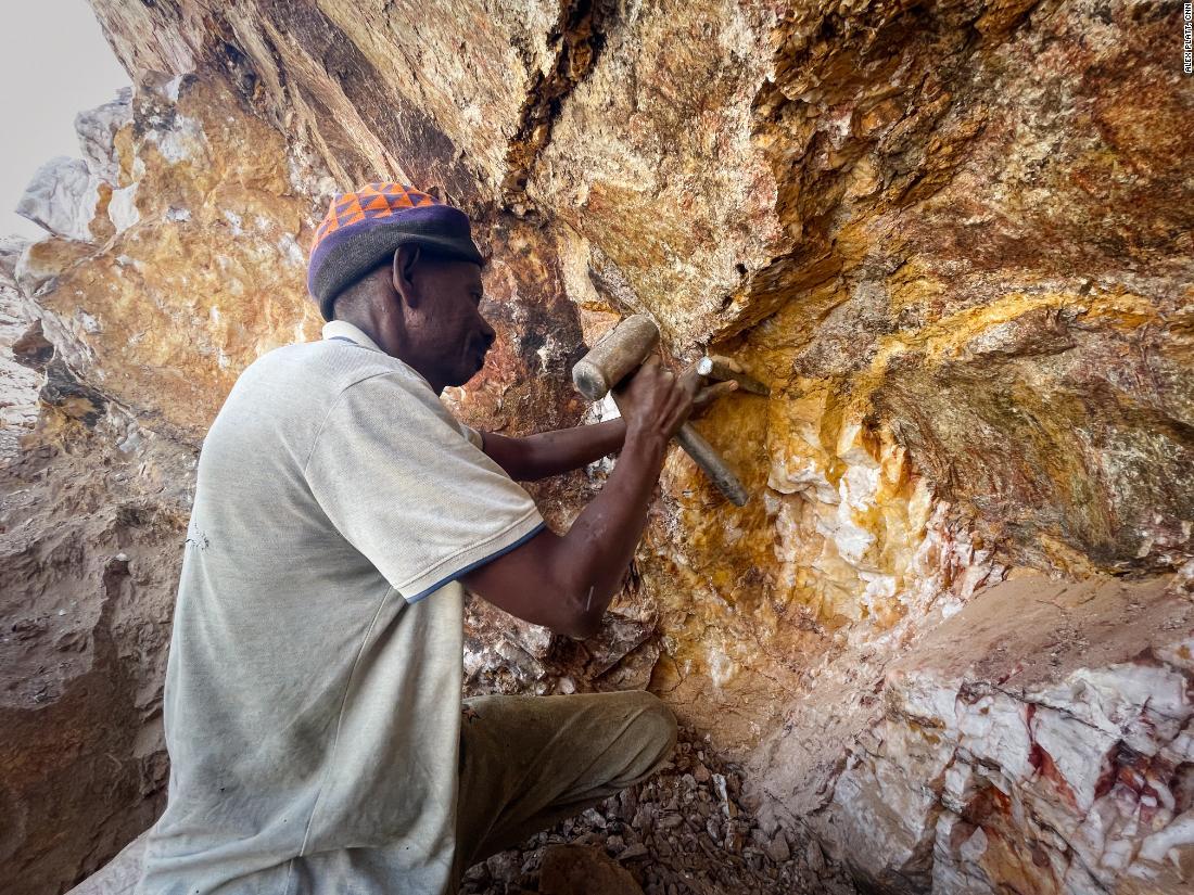 スーダン北東部アトバラの南約１００キロの鉱山で働く人/Alex Platt, CNN