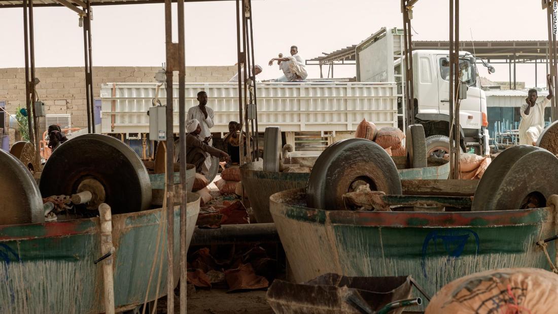 アルイバイディヤの工場で金鉱石を機械で細かく砕く様子/Alex Platt, CNN