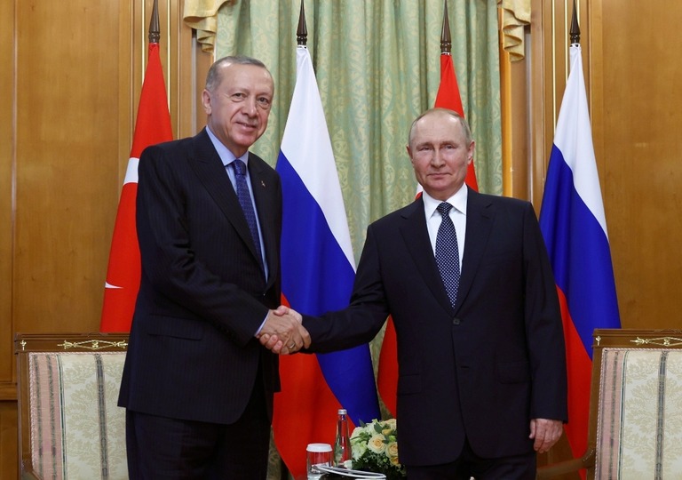 ソチでの会談に当たって握手を交わすプーチン大統領（右）とエルドアン大統領/Turkish Presidency/AP