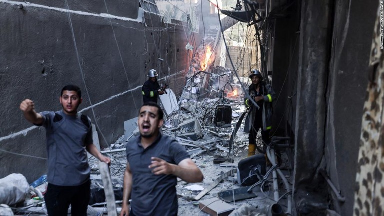 武装組織を標的にしたイスラエル軍によるガザ地区への空爆で１０人が死亡した/Mohammed Abed/AFP/Getty Images