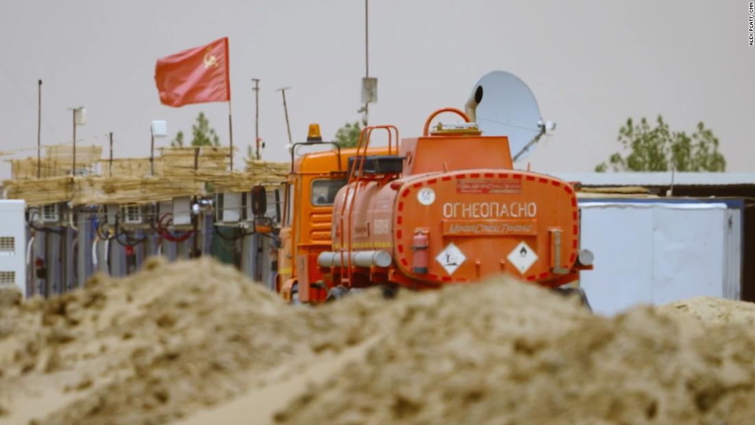 ソビエト連邦の旗が掲げられた処理工場がスーダンの砂漠奥深くにある。地元住民には「ロシアの会社」として知られる/Alex Platt, CNN