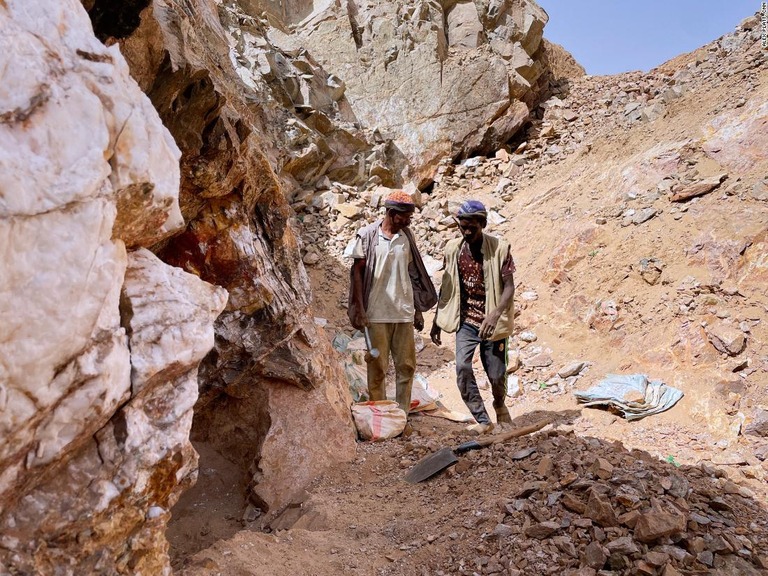 小規模鉱山で働く男性/Alex Platt, CNN