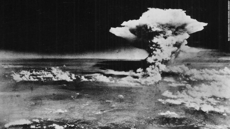 米陸軍が公開した１９４５年８月６日の広島への原爆投下の様子を捉えた写真/U.S. Army/Hiroshima Peace Memorial Museum/AP