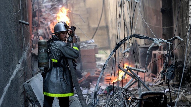 消火作業にあたる消防隊員＝５日、ガザ/Mohammed Abed/AFP/Getty Images