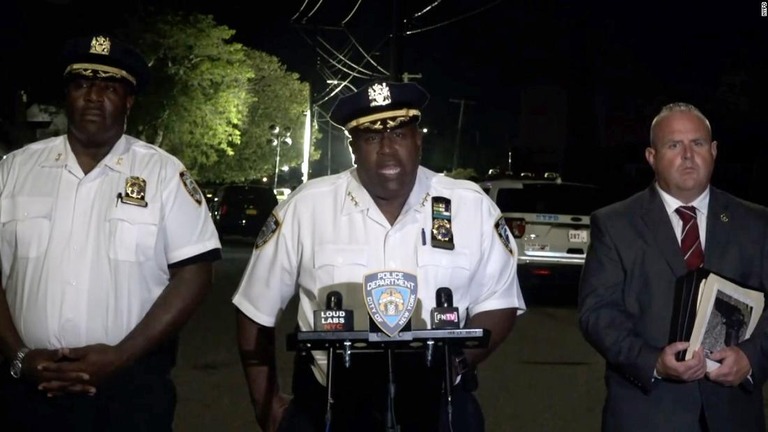 銃撃事件について発表する警察幹部/NYPD