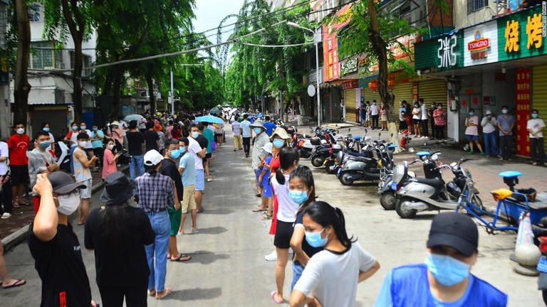 中国海南省三亜市で新型コロナの検査の列に並ぶ人々/VCG/Getty Images