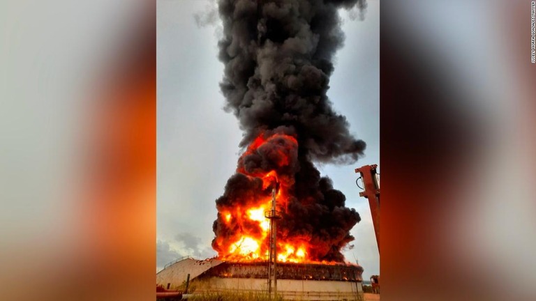 キューバで、石油の貯蔵タンクに落雷があり、火災が発生した/Susely Morfa González/Twitter