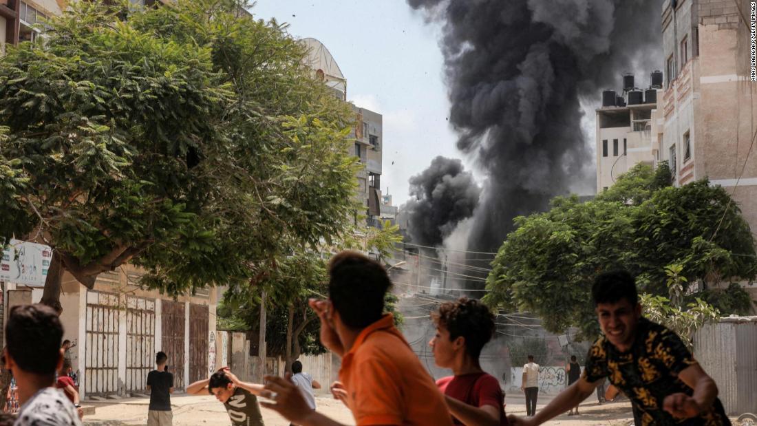 ガザ市の空爆で逃げる人々＝５日/Anas Baba/AFP/Getty Images
