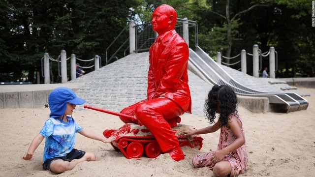 米ニューヨーク市内の公園にロシアのプーチン大統領の像が登場した