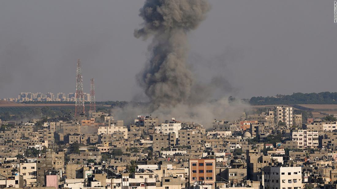 イスラエル軍の空爆で煙が上がるガザ市＝７日/Hatem Moussa/AP