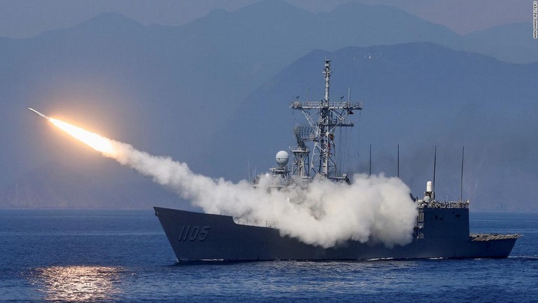台湾では年に一度大規模な軍事演習が実施される。先月２６日には、台湾北東部の宜蘭県で演習の一環としてフリゲート艦からミサイルが発射された/Ann Wang/Reuters