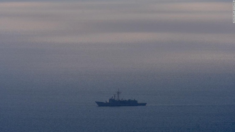 台湾・宜蘭県の海岸付近を偵察する台湾軍の艦船＝７日/Sam Yeh/AFP/Getty Images