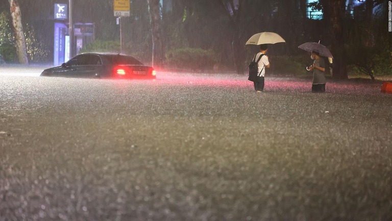 韓国ソウルが記録的な豪雨に見舞われた/Hwang Kwang-mo/AP