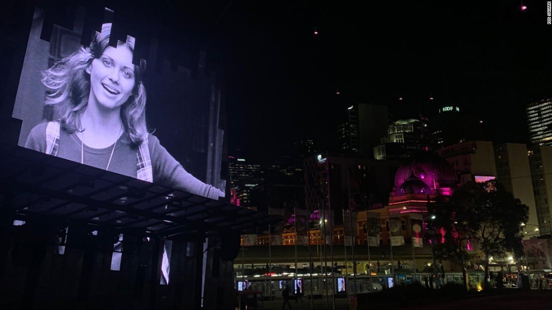 オリビアさんの画像が投影されたフェデレーション・スクエア=豪メルボルン/Fed Square