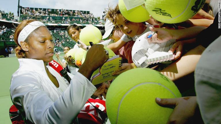 試合後にサインをするウィリアムズ選手＝２００４年、米フロリダ州/Ezra Shaw/Getty Images