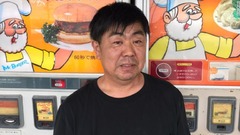 斉藤辰洋さんは経営する中古タイヤ店の従業員と同じほどの人手を自動販売機にあてている