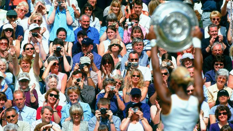 セリーナ・ウィリアムズ選手は２００２年に自身初のウィンブルドン・タイトルを獲得した/Clive Brunskill/Getty Images