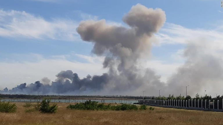 クリミア半島のロシア空軍基地の方角から爆発音が聞こえた後立ち上る煙＝９日/Reuters
