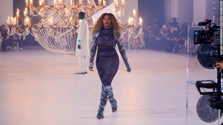 今年２月、パリでのファッションショーでランウェーを歩くウィリアムズ選手/Valerio Mezzanotti/The New York Times/Redux