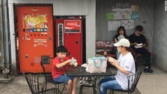 レトロな自動販売機が並び、今では観光名所になった