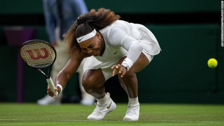 2021年ウィンブルドンでの初戦で苦痛に顔を歪めるウィリアムズ選手。この試合は負傷による敗退を余儀なくされた/Jed Leicester/AELTC/Pool/Getty Images