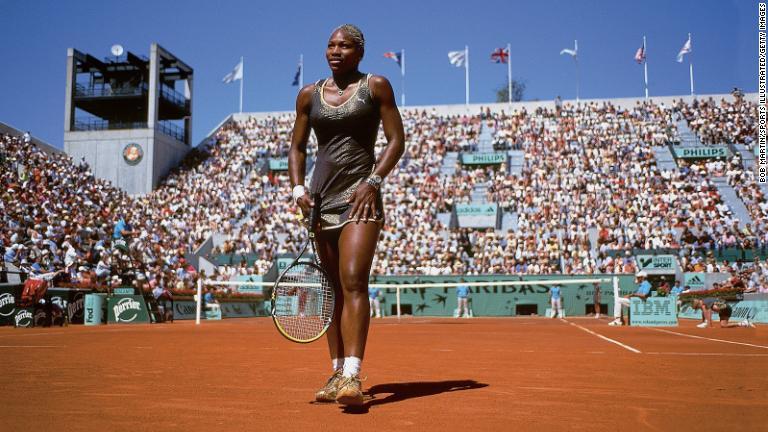 2002年の全仏オープンでジャネット・フサロバ選手と対戦するウィリアムズ選手/Bob Martin/Sports Illustrated/Getty Images